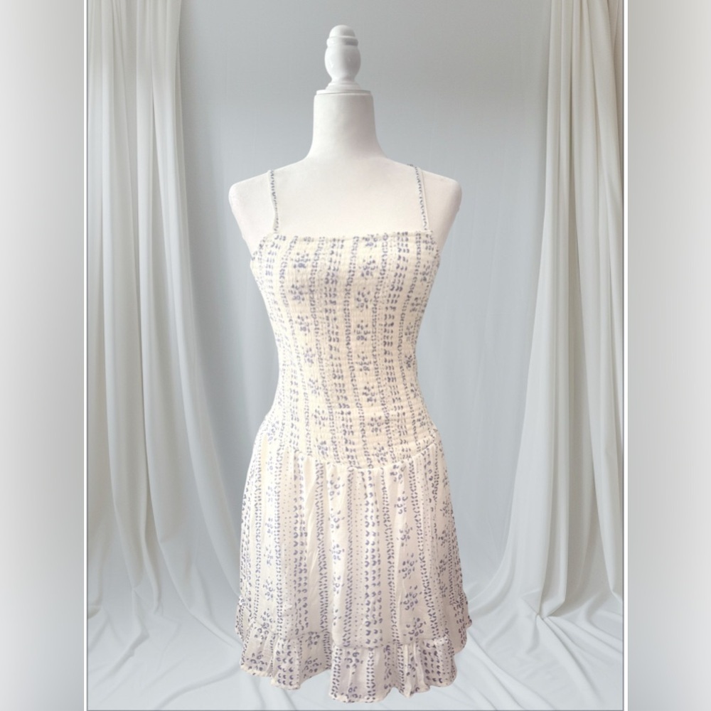 Chic White and Blue Patterned Dress - Picture 1 of 3
